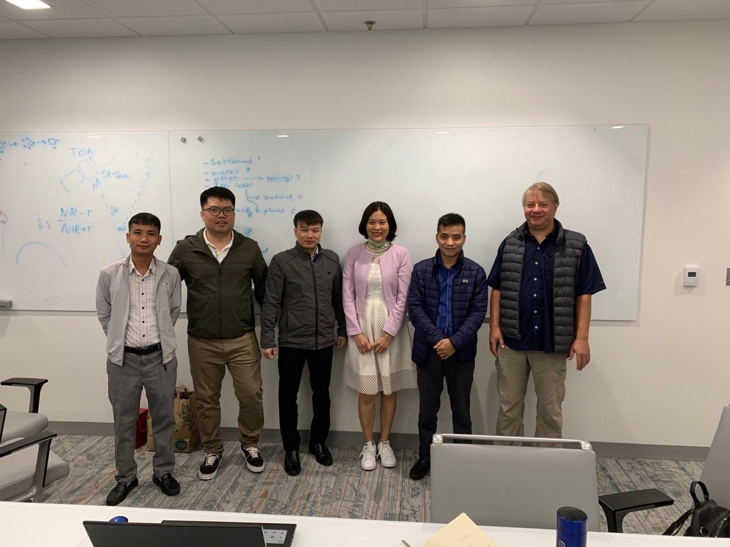 The visitors were Minh Tuan Le and Vu Thi Thu Ha (NRSD) and Pham Ngoc Hai, Nguyen Khac Vinh, Bui Thanh Viet (FIPI) with Peter Potopov from the GLAD Team 